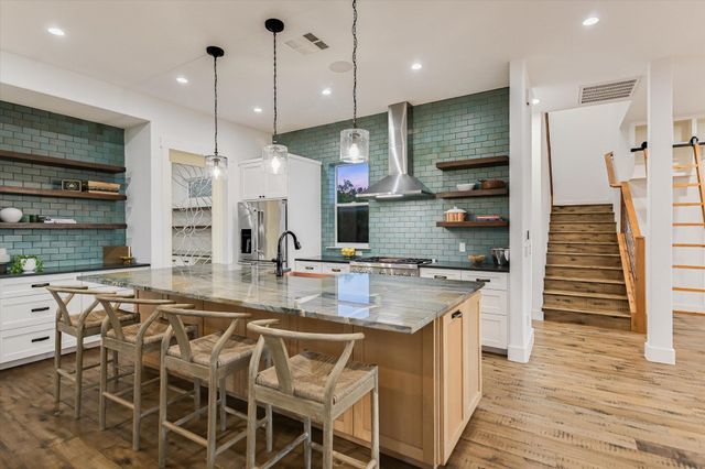 211 Ronay DR, Spicewood, TX 78669