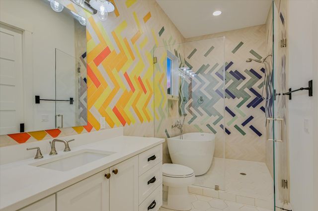 211 Ronay DR, Spicewood, TX 78669