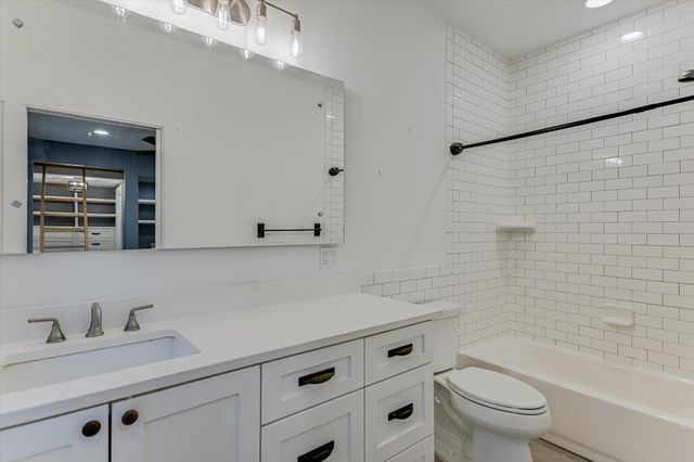 211 Ronay DR, Spicewood, TX 78669