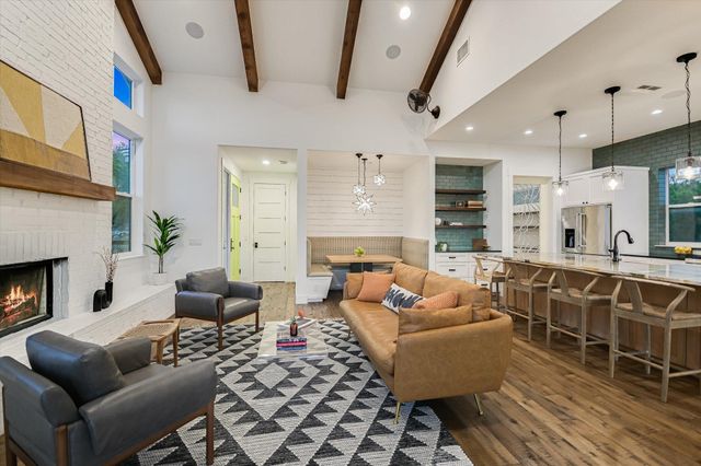 211 Ronay DR, Spicewood, TX 78669