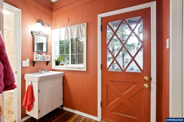 292 17th St SE, Salem, OR 97301