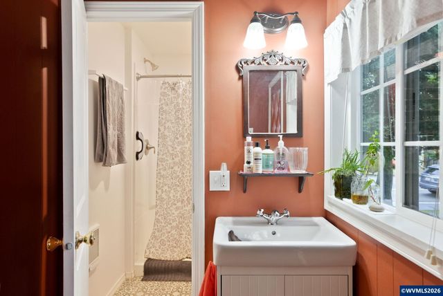 292 17th St SE, Salem, OR 97301