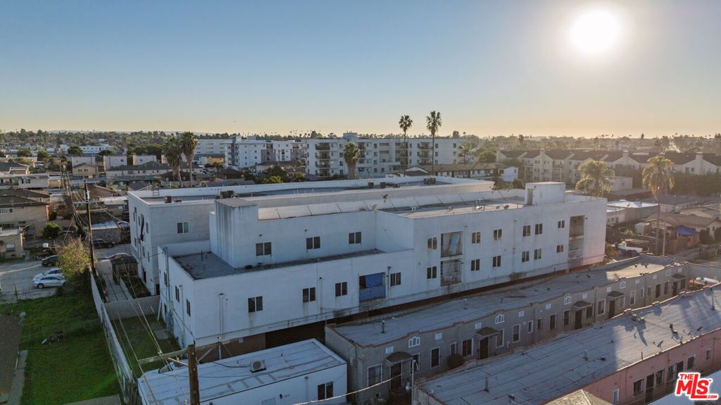 Image 3 of property listing at 6334 Brynhurst Avenue, Los Angeles, CA 90043