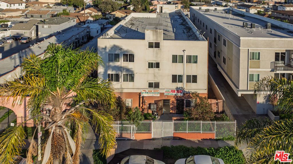 Image 5 of property listing at 6334 Brynhurst Avenue, Los Angeles, CA 90043