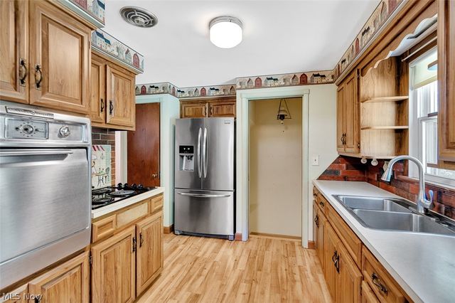 7761 Big Creek Pky, Middleburg Heights, OH 44130