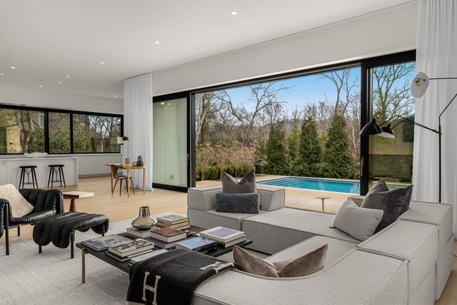 1143 Battery Ln, Nashville, TN 37220