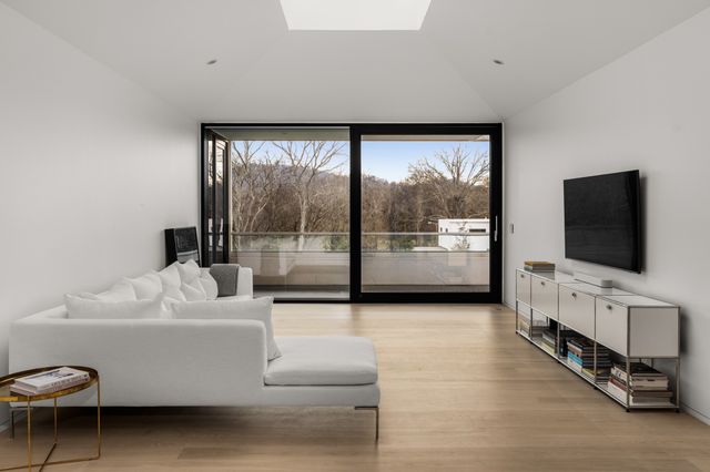 1143 Battery Ln, Nashville, TN 37220