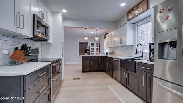 23 Livingston Lane, Manalapan, NJ 07726