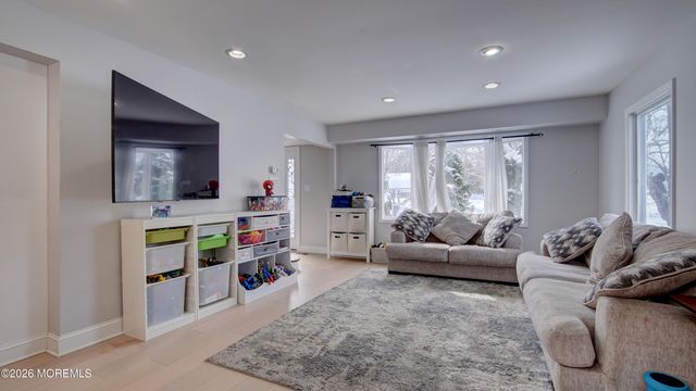 23 Livingston Lane, Manalapan, NJ 07726