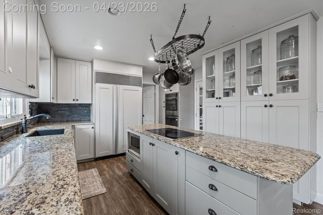 3226 Hartslock Woods Drive, West Bloomfield Charter Township, MI 48322