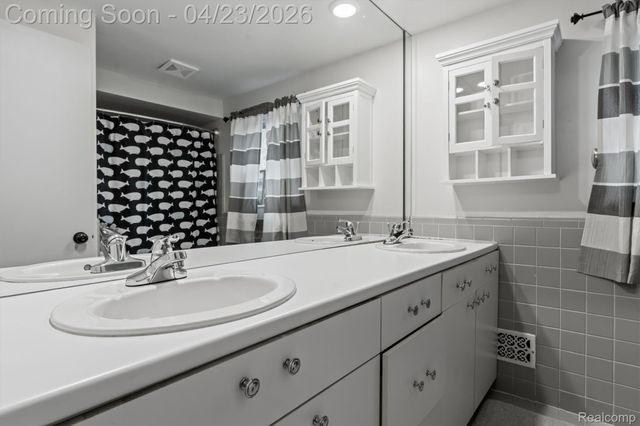 3226 Hartslock Woods Drive, West Bloomfield Charter Township, MI 48322