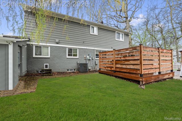 3226 Hartslock Woods Drive, West Bloomfield Charter Township, MI 48322