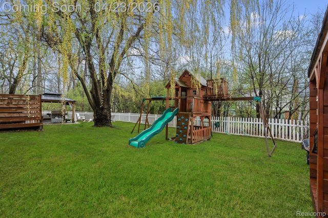 3226 Hartslock Woods Drive, West Bloomfield Charter Township, MI 48322