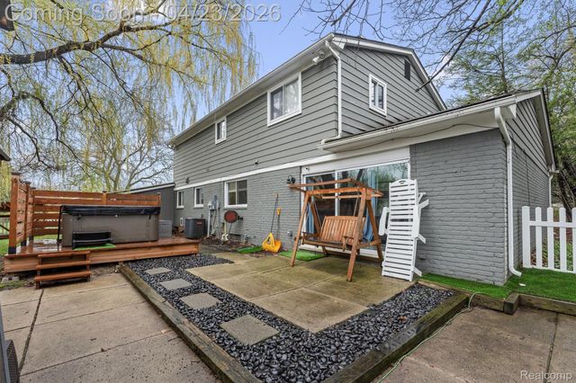 3226 Hartslock Woods Drive, West Bloomfield Charter Township, MI 48322