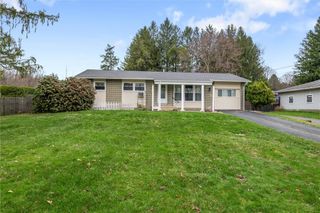 7 Hemlock Dr, Hempfield Twp, PA 16125