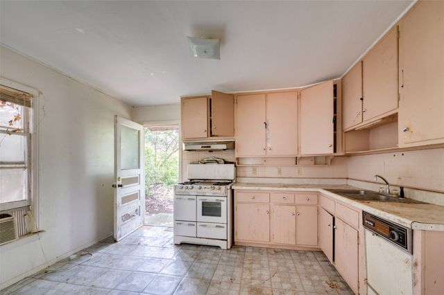 5033 Royal Drive, Fort Worth, TX 76116