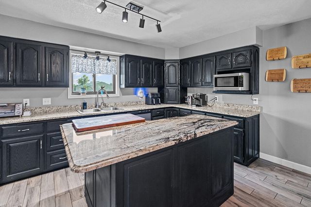 125 Capetti B Drive, Crane, MO 65633