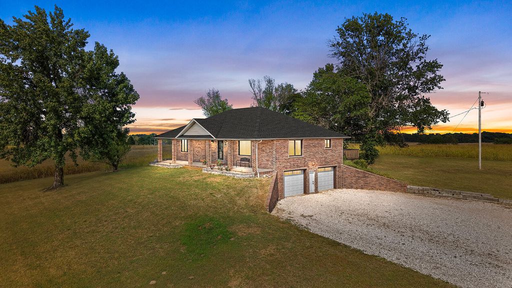 125 Capetti B Drive, Crane, MO 65633