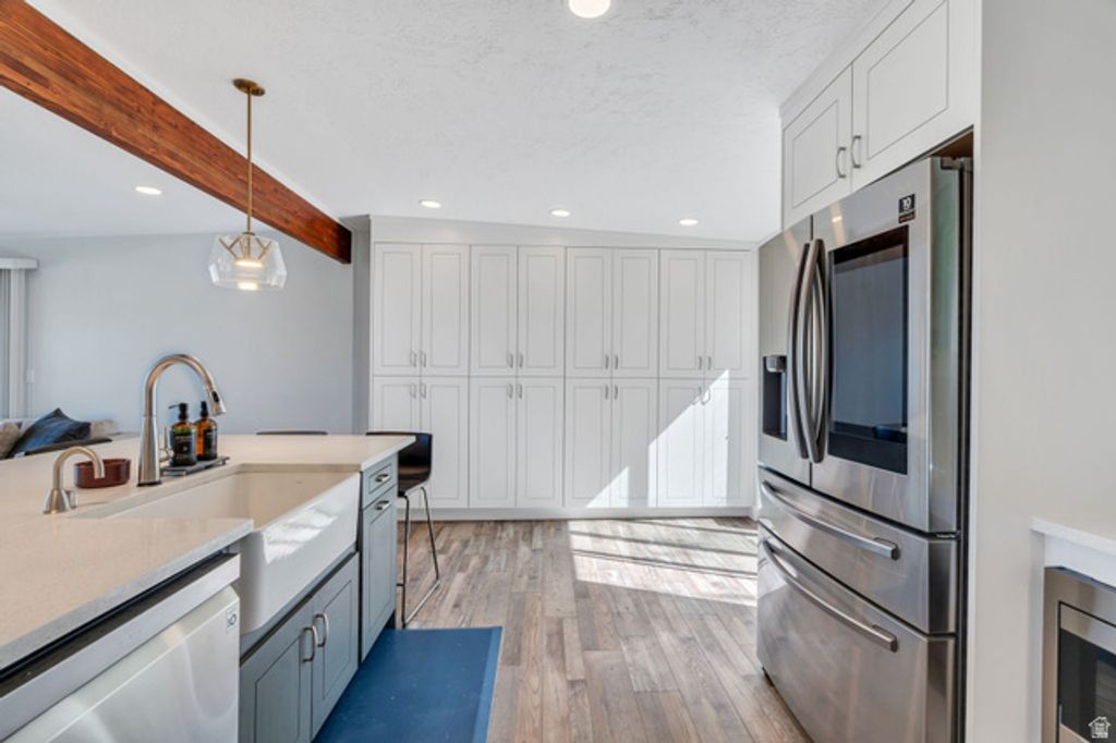 Image 14 of property listing at 6557 S 2600 E, Cottonwood Heights, UT 84121