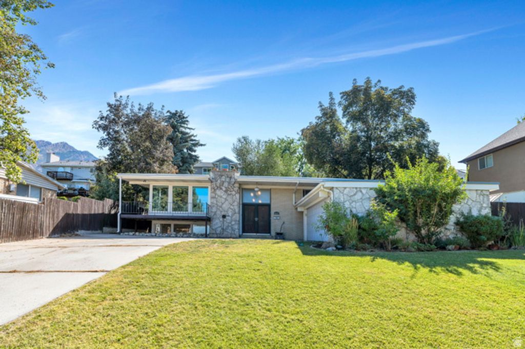 Image 3 of property listing at 6557 S 2600 E, Cottonwood Heights, UT 84121