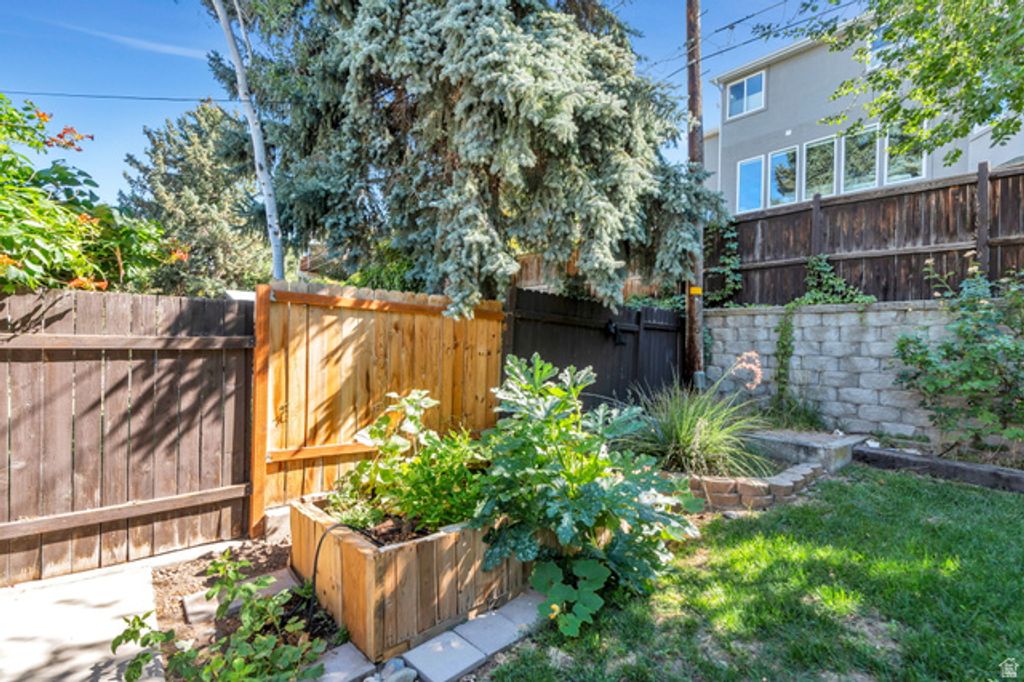 Image 34 of property listing at 6557 S 2600 E, Cottonwood Heights, UT 84121