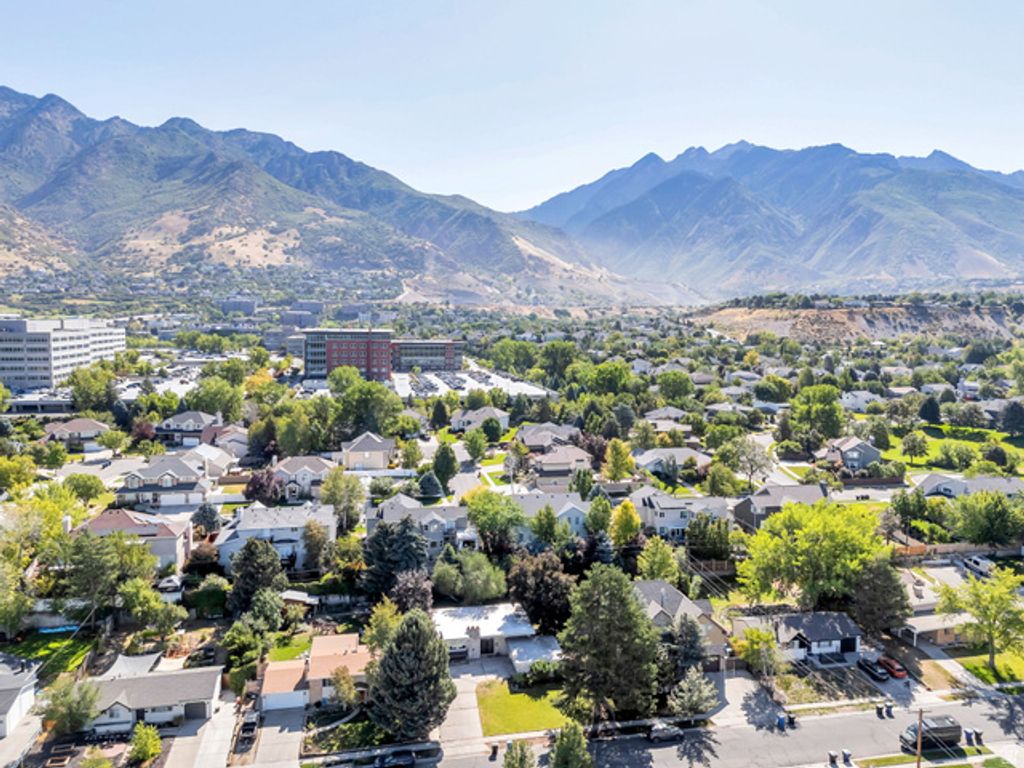 Image 38 of property listing at 6557 S 2600 E, Cottonwood Heights, UT 84121