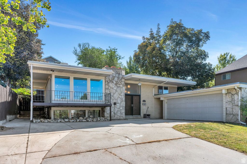 Image 5 of property listing at 6557 S 2600 E, Cottonwood Heights, UT 84121