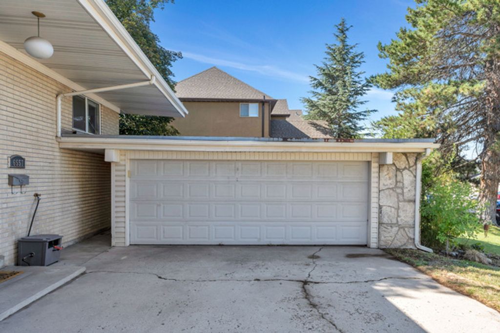 Image 7 of property listing at 6557 S 2600 E, Cottonwood Heights, UT 84121