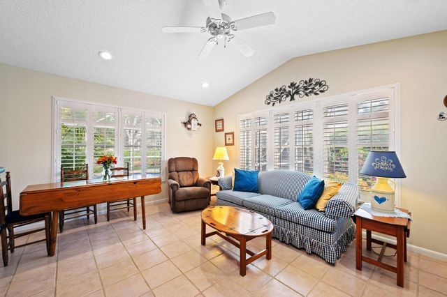 690 Fox Creek Ct, Weston, FL 33327