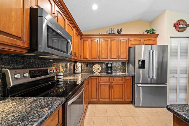 690 Fox Creek Ct, Weston, FL 33327