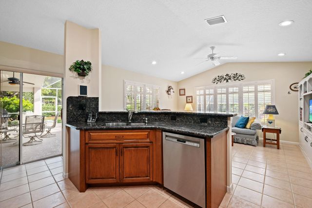 690 Fox Creek Ct, Weston, FL 33327