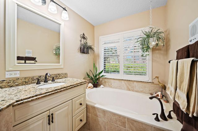 690 Fox Creek Ct, Weston, FL 33327