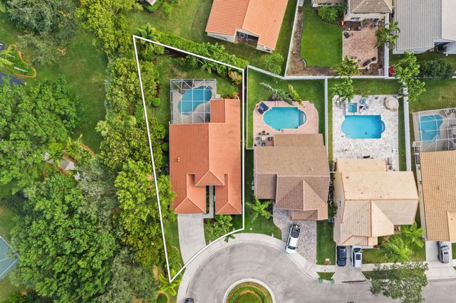 690 Fox Creek Ct, Weston, FL 33327