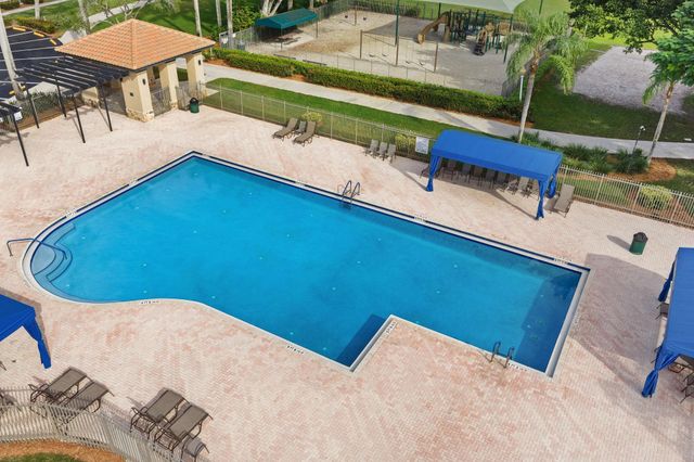 690 Fox Creek Ct, Weston, FL 33327