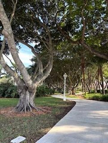 690 Fox Creek Ct, Weston, FL 33327