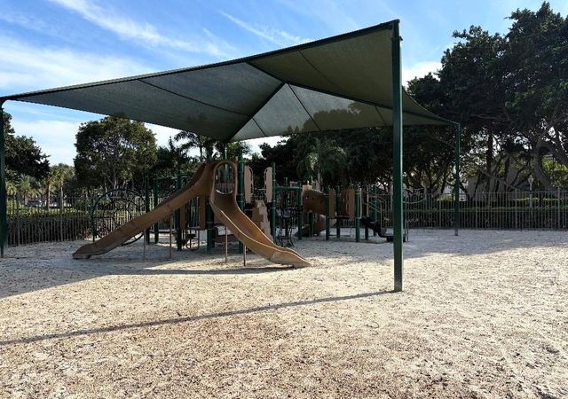 690 Fox Creek Ct, Weston, FL 33327