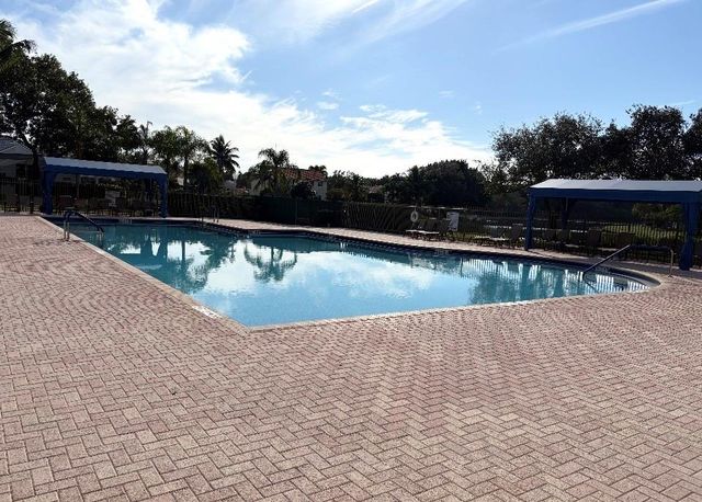 690 Fox Creek Ct, Weston, FL 33327