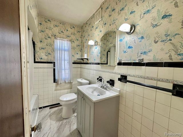 7502 Coolidge, Center Line, MI 48015