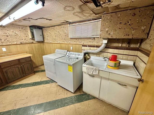 7502 Coolidge, Center Line, MI 48015