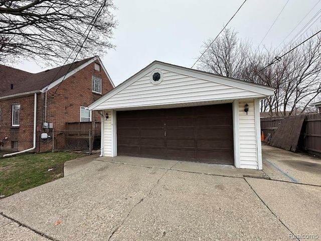 7502 Coolidge, Center Line, MI 48015