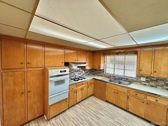 7502 Coolidge, Center Line, MI 48015