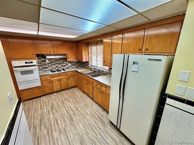 7502 Coolidge, Center Line, MI 48015