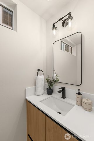 1127 C 10th Avenue E, Seattle, WA 98102