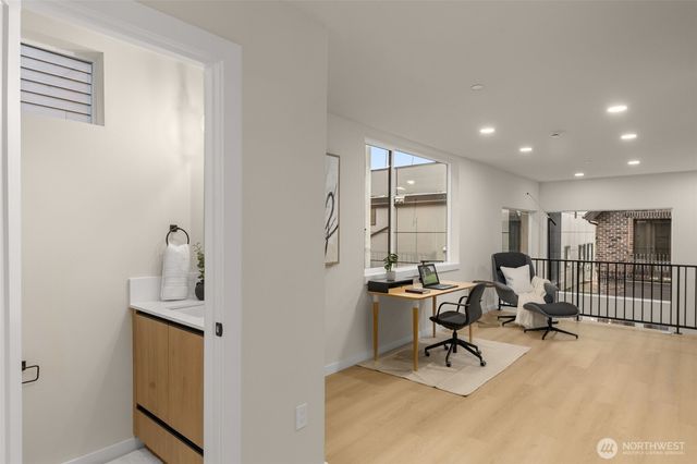1127 C 10th Avenue E, Seattle, WA 98102