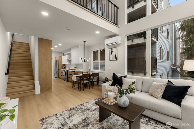 1127 C 10th Avenue E, Seattle, WA 98102