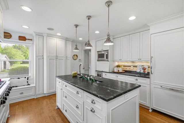9431 W Hawthorne ROAD, Mequon, WI 53097
