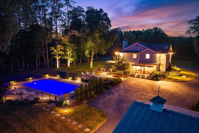 9431 W Hawthorne ROAD, Mequon, WI 53097