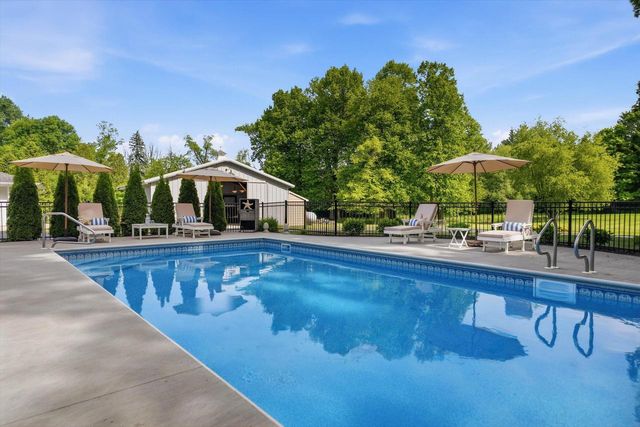 9431 W Hawthorne ROAD, Mequon, WI 53097
