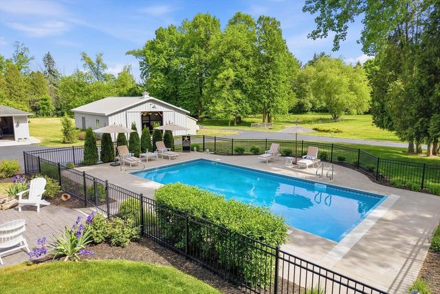 9431 W Hawthorne ROAD, Mequon, WI 53097