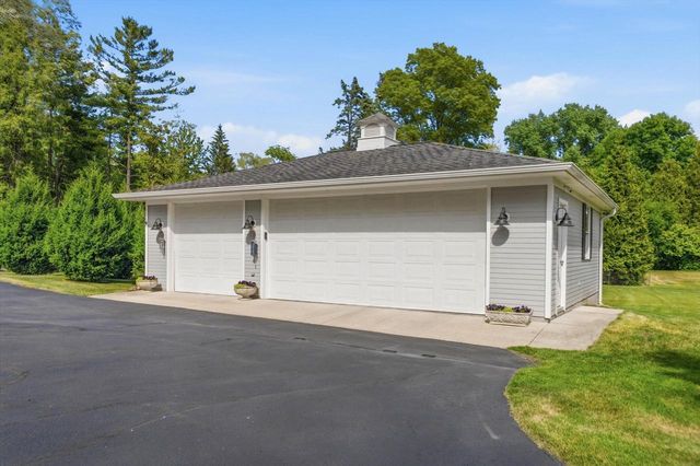 9431 W Hawthorne ROAD, Mequon, WI 53097